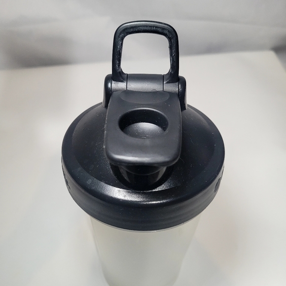 Two 20 oz Clssic V2 Blender Bottles w/ Lids and Blender Ball Whisks - Picture 5 of 10